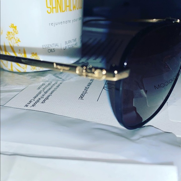 Salvatore ferragamo Sunglasses gold with black rims and brown tinted lenses - Picture 14 of 16